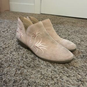 REACTION KENNETH COLE pale pink booties